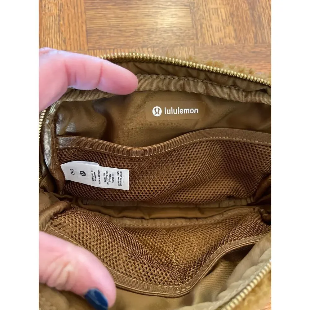 Lululemon Everywhere Sherpa Belt Bag in golden brown - Picture 6 of 7